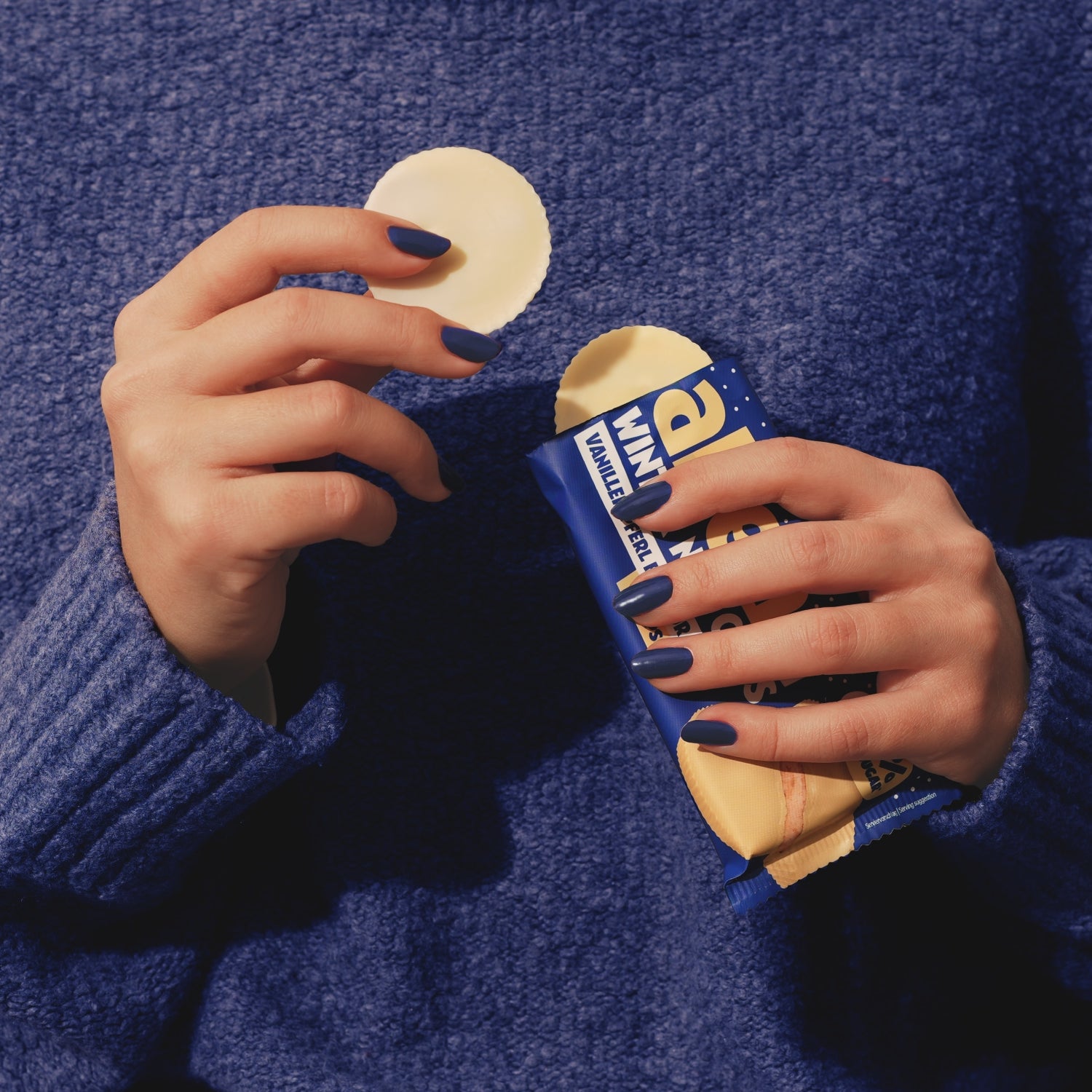 ahead-vanillekipferl-nut-butter-cups-haselnussmus-in-wei-er-schokolade-2er-pack image 3